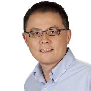 男人戴着眼镜穿着衬衫

描述已自动生成