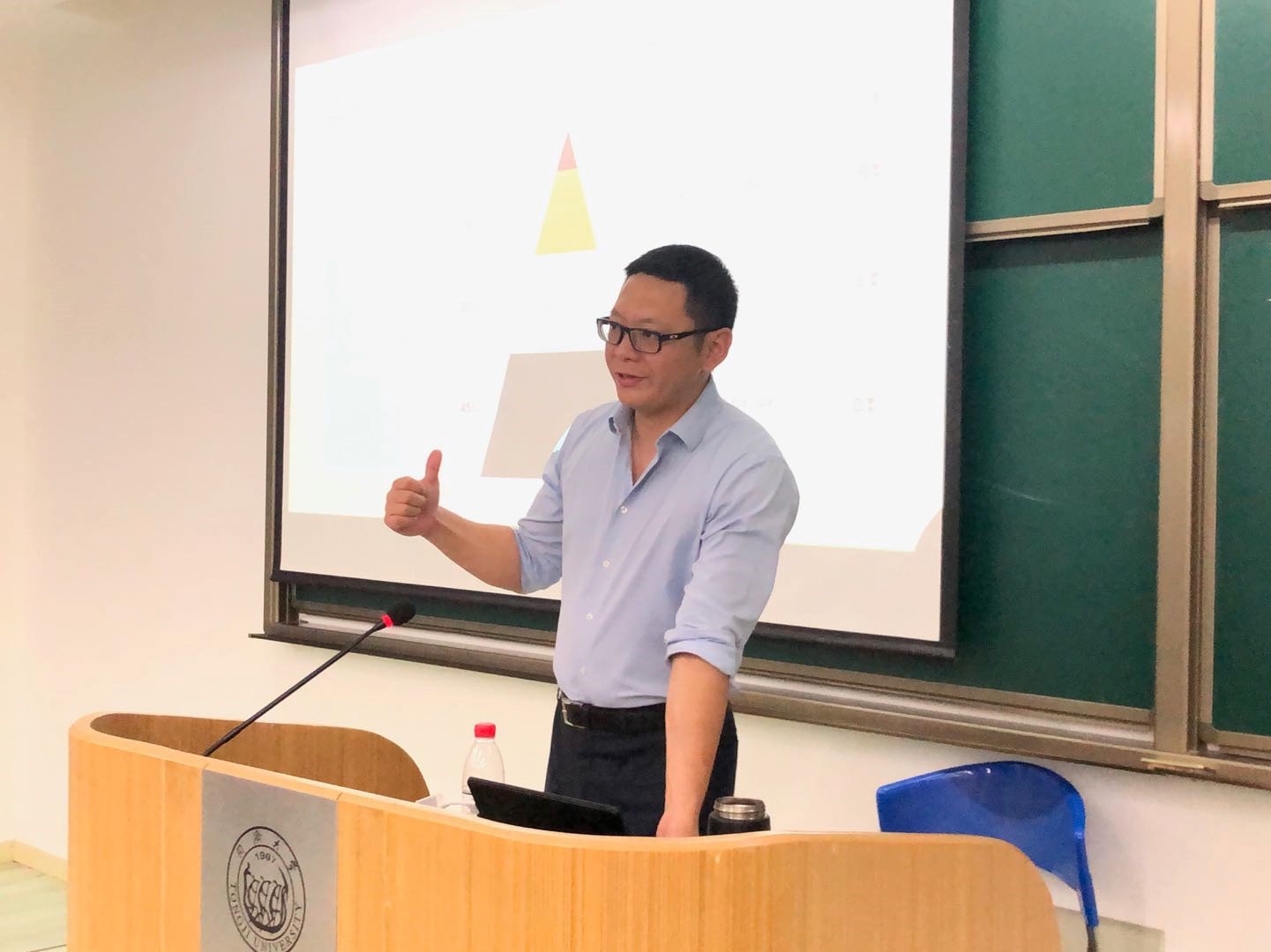 Lecture on Study Abroad Planning Successfully Held for Students in Tongji SEM