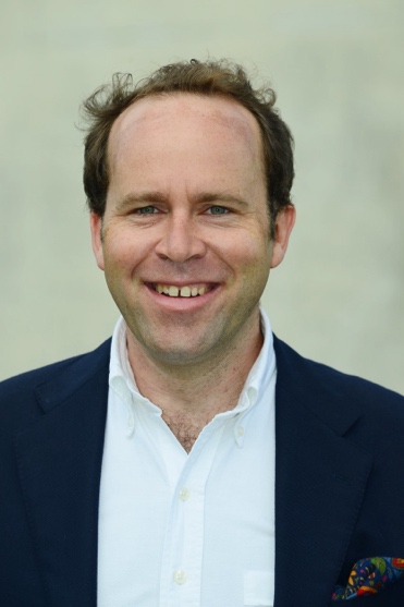 Ein Bild, das Menschliches Gesicht, Person, Kleidung, Lächeln enthält.

Automatisch generierte Beschreibung