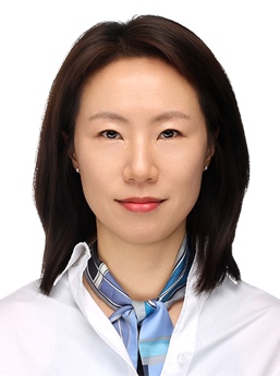 A close-up of a person

AI-generated content may be incorrect.