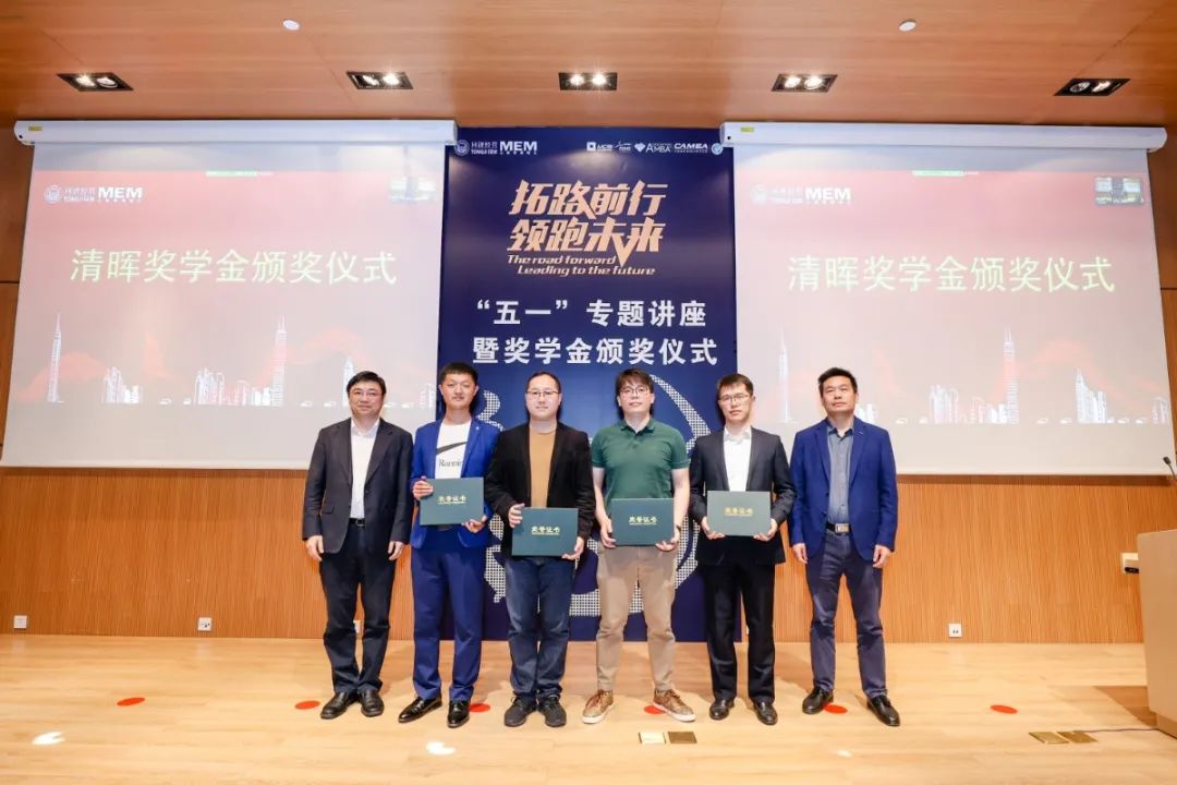 一群人站在台上

AI 生成的内容可能不正确。