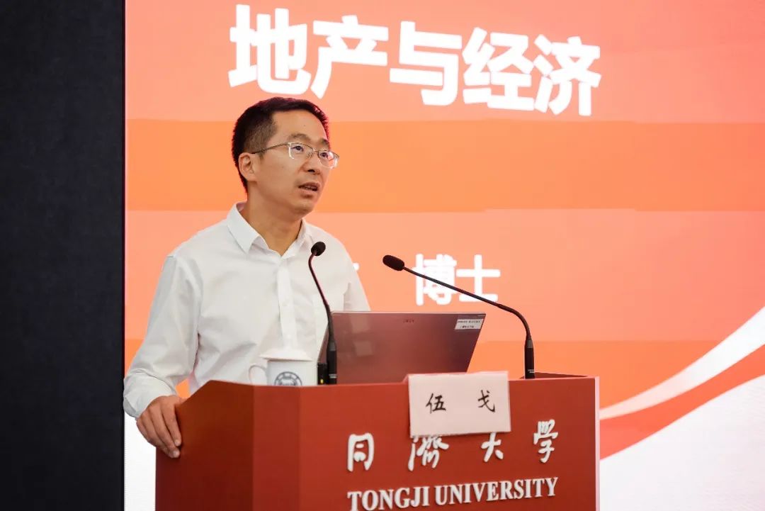 人的照片上写着字

AI 生成的内容可能不正确。